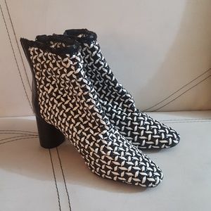 LIKE NEW ZARA TRAFALUC Black n White Woven Booties